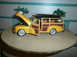 1948 CHEVY WOODY FLEETMASTER W/ 5″ LONG BOARD SURFBOARD & FIN W/ 60’S LOGO 1:24